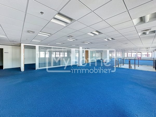 Grande surface commerciale de 1'485 m2 sur 2 niveaux à Lonay 2