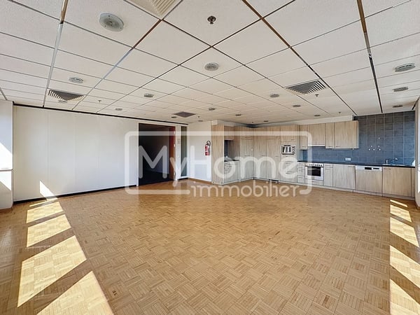 Grande surface commerciale de 1'485 m2 sur 2 niveaux à Lonay 3