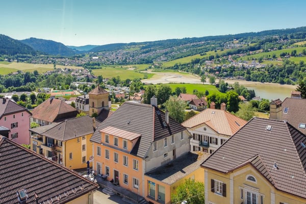 Splendide immeuble commercial avec chambres d'hôtes, bar et kiosque 1