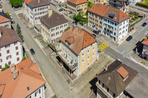 Splendide immeuble commercial avec chambres d'hôtes, bar et kiosque 2