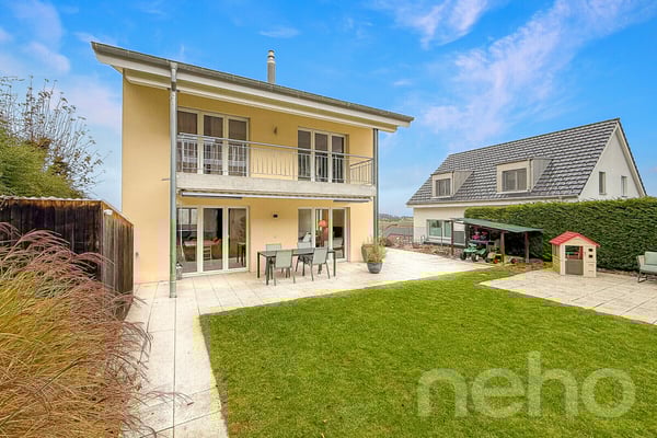 Modernes Einfamilienhaus mit gepflegtem Garten und hochwertigem Ausbau 1