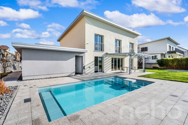 Modernes Einfamilienhaus mit Weitsicht und privatem Schwimmbad 2