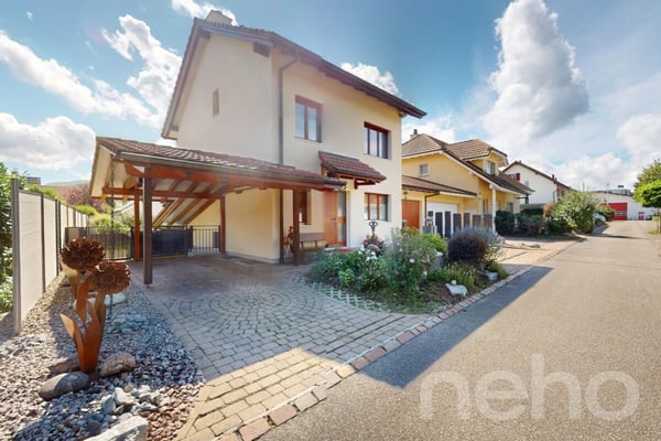 Lichtdurchflutetes Einfamilienhaus mit Garten und Cheminée in Wallbach 3