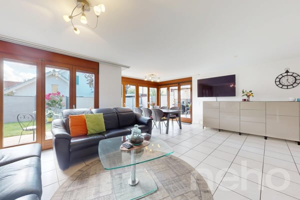 Lichtdurchflutetes Einfamilienhaus mit Garten und Cheminée in Wallbach 11