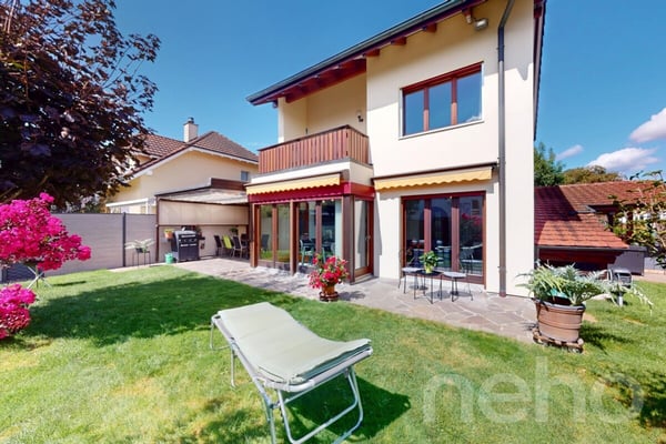 Lichtdurchflutetes Einfamilienhaus mit Garten und Cheminée in Wallbach 2