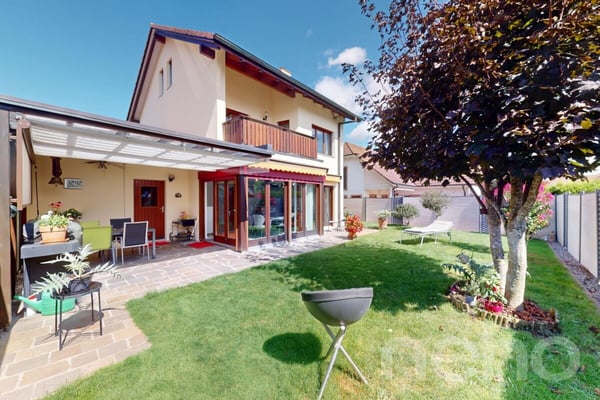 Lichtdurchflutetes Einfamilienhaus mit Garten und Cheminée in Wallbach 4