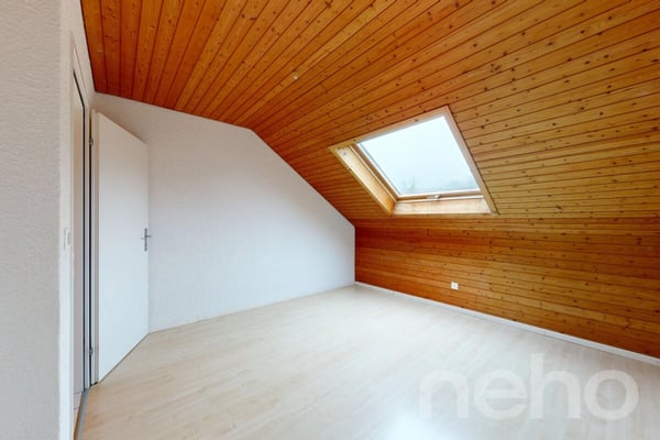 Dachwohnung mit Weitsicht, Cheminée und ausbaubarem Dachboden 5