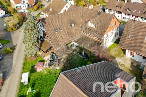 Grosszügiges und vollvermietetes Mehrfamilienhaus mit Gewerbeeinheit 2