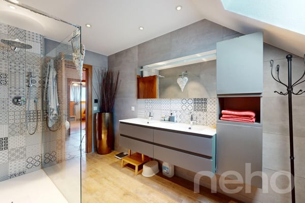 Grande Maison de deux appartements + Bureaux et garages indépendants 9