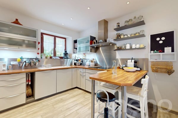 Grande Maison de deux appartements + Bureaux et garages indépendants 4