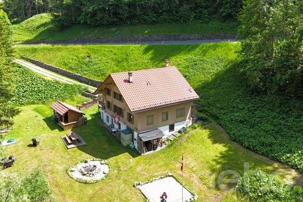 Magnifique chalet rénové - grand terrain et bord de rivière à Etivaz 10