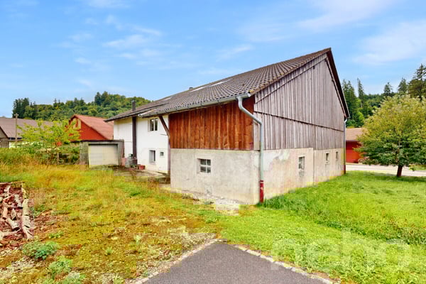 Authentique ferme du 19e siècle aux grands volumes et potentiel! 4