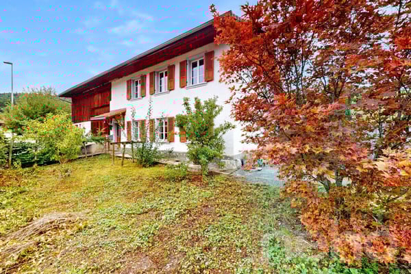 Authentique ferme du 19e siècle aux grands volumes et potentiel! 2