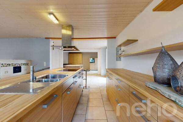 Authentique ferme du 19e siècle aux grands volumes et potentiel! 8