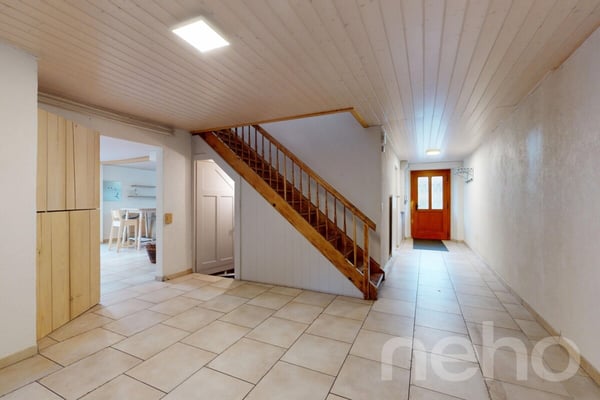 Authentique ferme du 19e siècle aux grands volumes et potentiel! 11