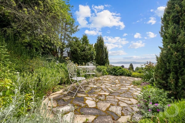 Unique opportunity Penthouse with panoramic views over Lake Neuchâtel 1