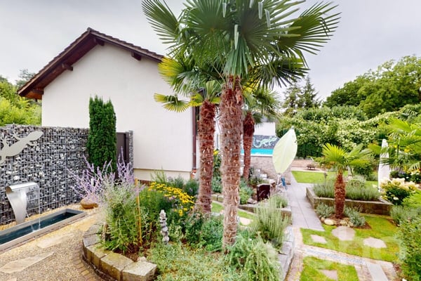 Einzigartige Gartenwohnung mit Aussenpool 1