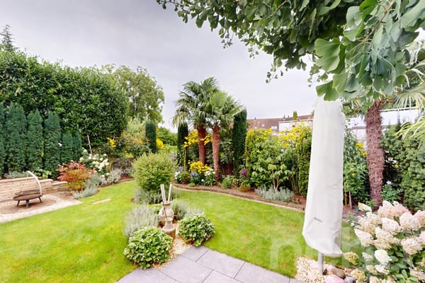 Einzigartige Gartenwohnung mit Aussenpool 2