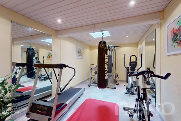 Einzigartige Gartenwohnung mit Aussenpool 12