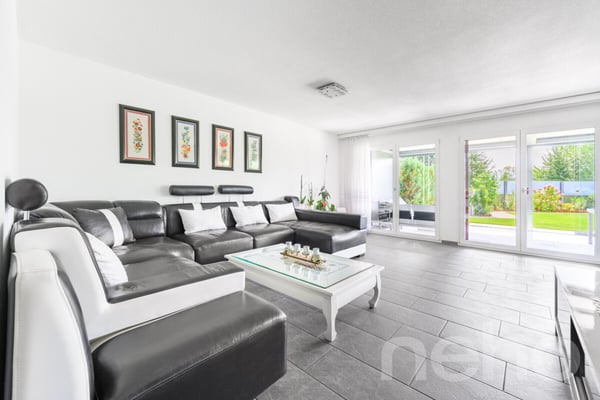 Moderne Doppelhaushälfte mit grossem Umschwung 3