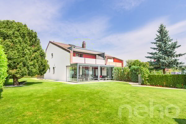 Moderne Doppelhaushälfte mit grossem Umschwung 1