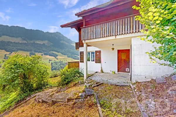 Vue panoramique et charme authentique: Un chalet à réinventer 12