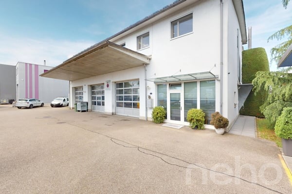 Attraktives Wohn- und Geschäftshaus mit stilvoller Wohnung 2