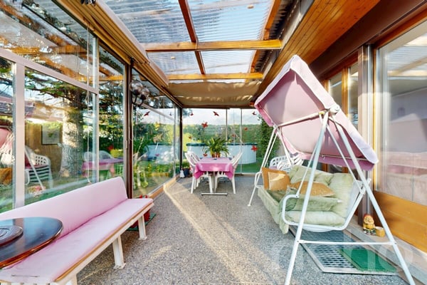 Charmante maison offrant un bel espace extérieur et une véranda 7