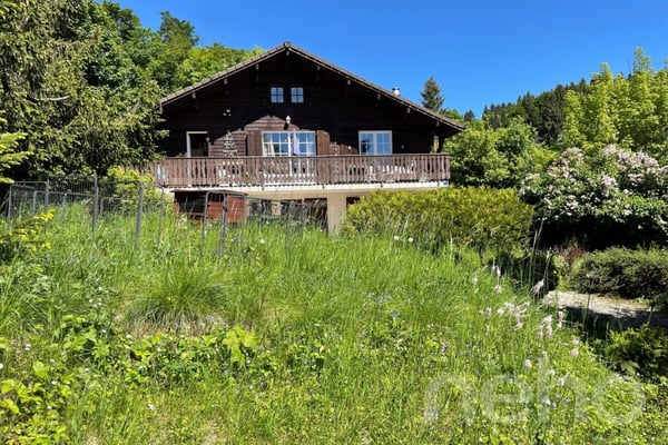 Chalet familial avec studio indépendant et terrain de 1 085 m² 2