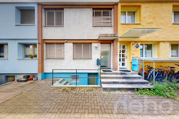 Reihenhaus mit Garten und Modernisierungspotenzial in Reinach 1