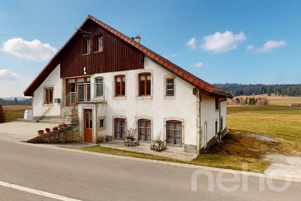 Maison individuelle d'environ 380 m², grand terrain et vue montagnes 2