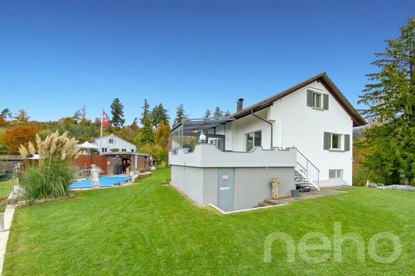 Unverbaubares Panorama: Exklusives 5.5-Zimmer-Einfamilienhaus mit Pool 2