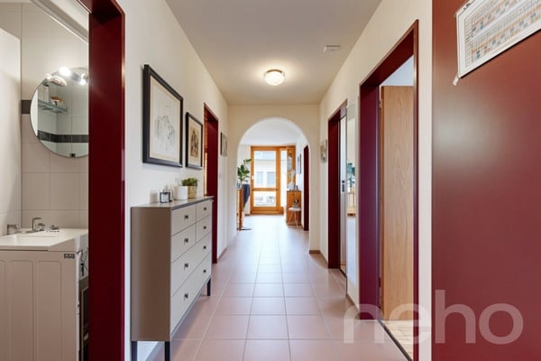 Helle 4.5-Zimmerwohnung mit Cheminée, Balkon, Grünblick. Nähe Thun. 5