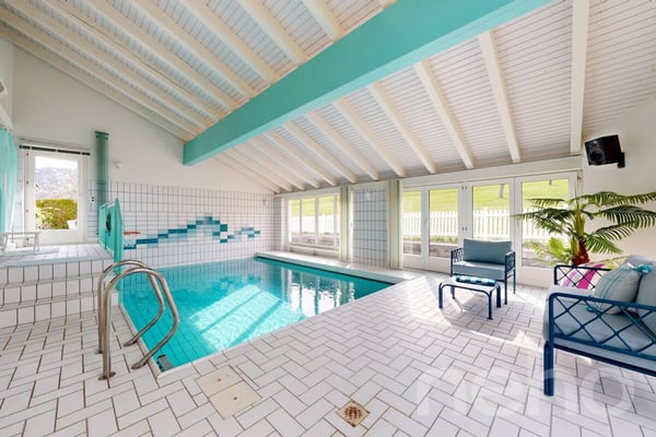 Superbe villa familiale, piscine intérieure, terrasses et vue forêt 4