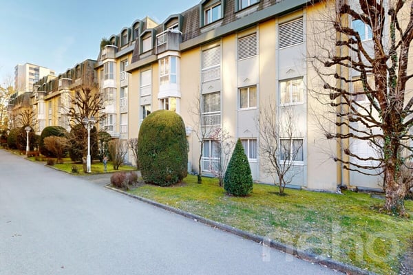 Exclusif: lumineux appartement traversant dans PPE de standing 12