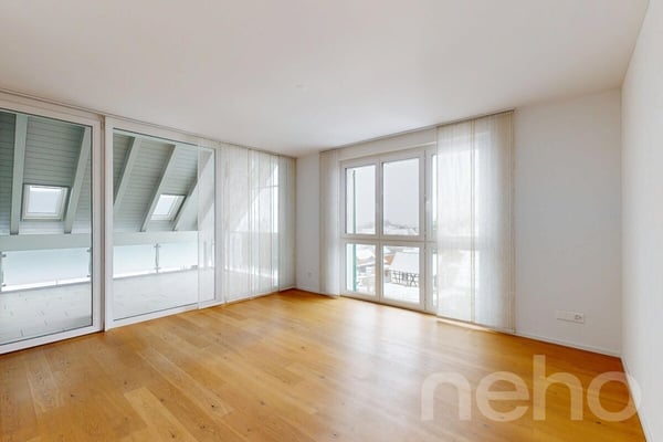 Helle 4.5-Zimmer-Dachwohnung in Weiningen 2
