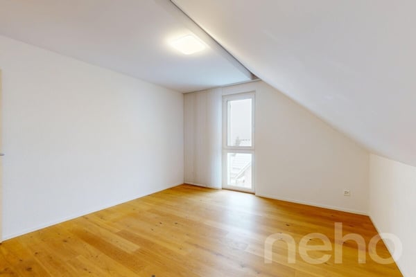 Helle 4.5-Zimmer-Dachwohnung in Weiningen 7