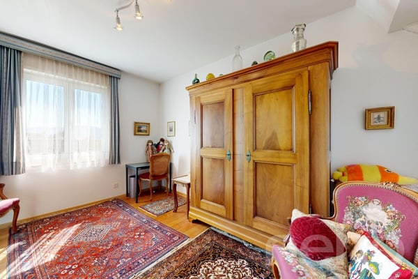 Charmantes 5.5-Zimmer-Eckreihenhaus in begehrter Lage in Zürich 12