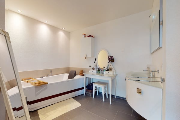 Modernes 5.5 Zimmer Reiheneckhaus mit Garten und Sauna 9