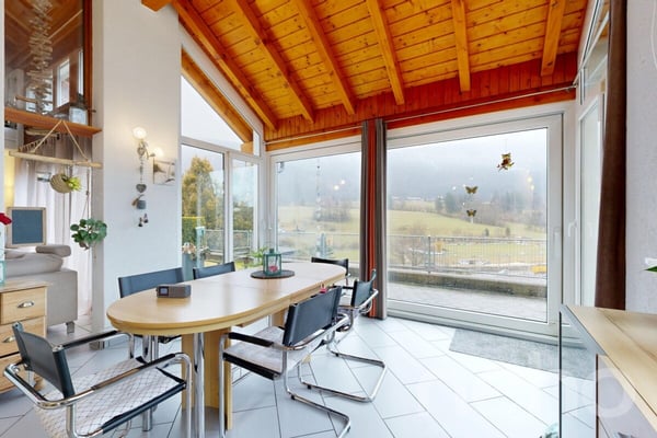 Une villa baignée de lumière, suspendue entre ciel et montagnes 9
