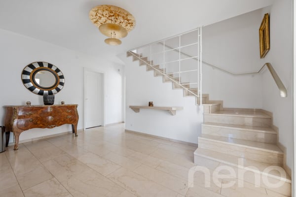 Exklusive Villa mit Galerie, Indoor-Pool und Gartenidylle 4