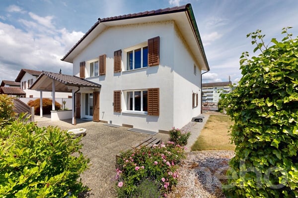 Freistehendes 5.5 Zimmer Einfamilienhaus im ruhigen Kleindöttingen 1