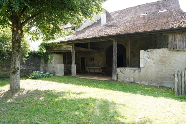 Maison villageoise avec grange et jardin à rénover 1