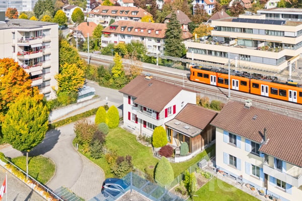 Freistehendes Familienhaus mit Potenzial an Toplage in Ittigen 1
