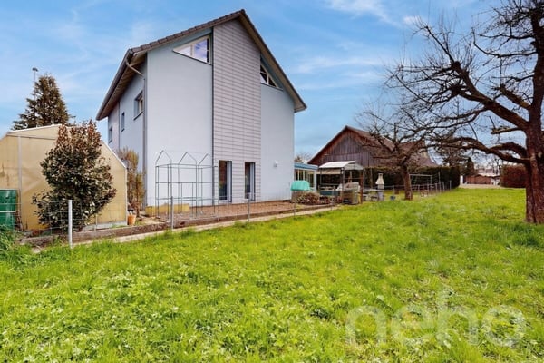 Freistehendes Einfamilienhaus mit sonnigem Garten und Wintergarten 12