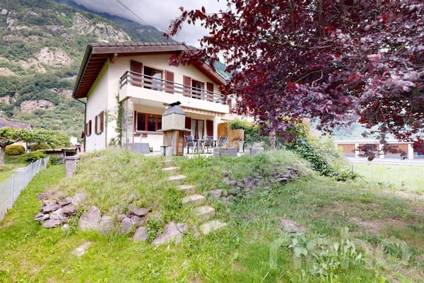 Maison mitoyenne au calme avec terrasse et garage 1