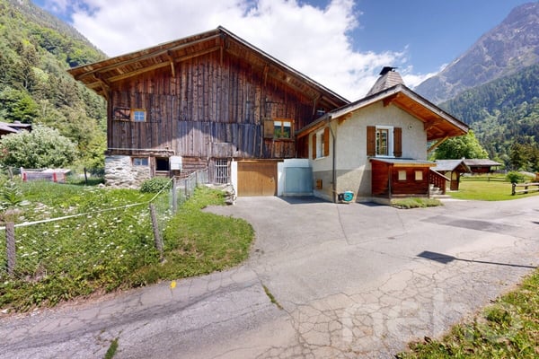 Chalet de caractère : jardin bucolique et potentiel rare 3