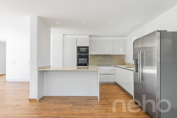 Maison jumelée neuve avec jardin, beaux volumes et finitions soignées 7