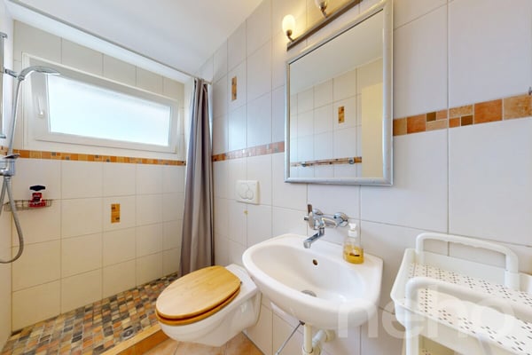 Wohnen mit Charme: Lichtdurchflutete Dachwohnung mit Terrasse 11