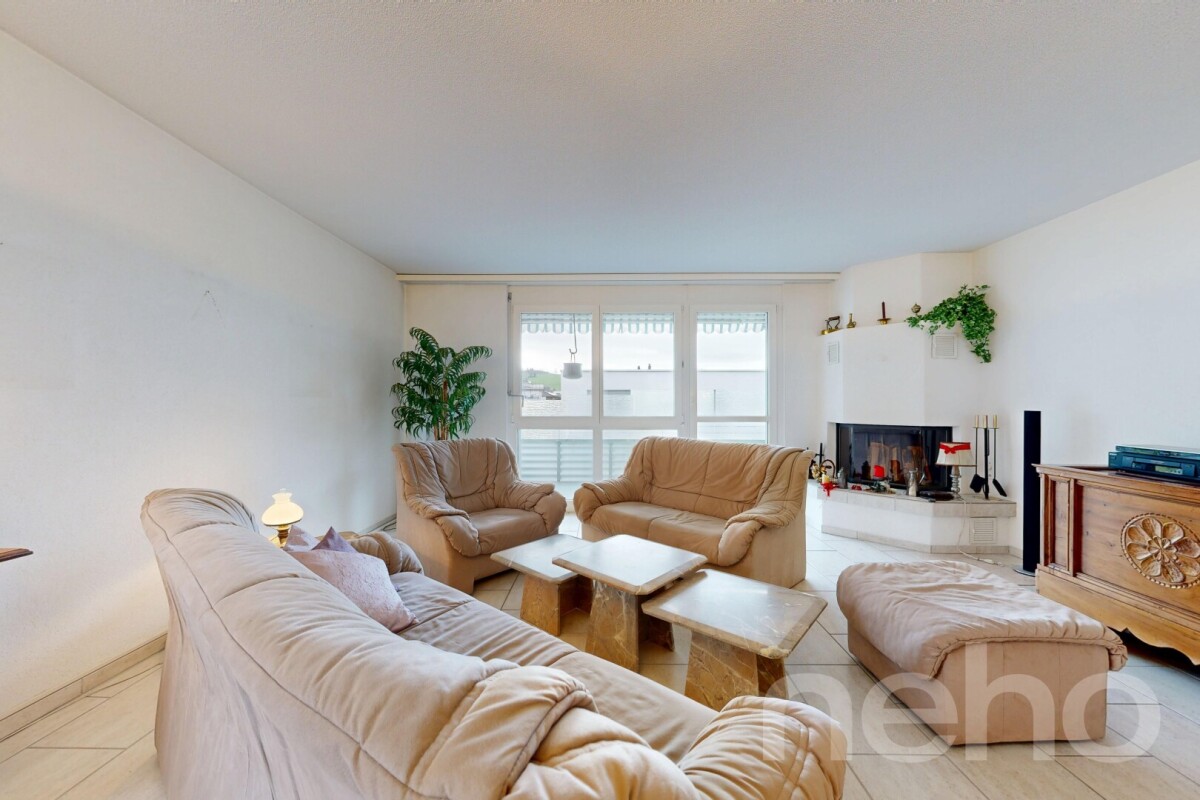 Immobilie in Muhen - Helle Attikawohnung mit Dachterrasse, Cheminée & Charme - Bild 2